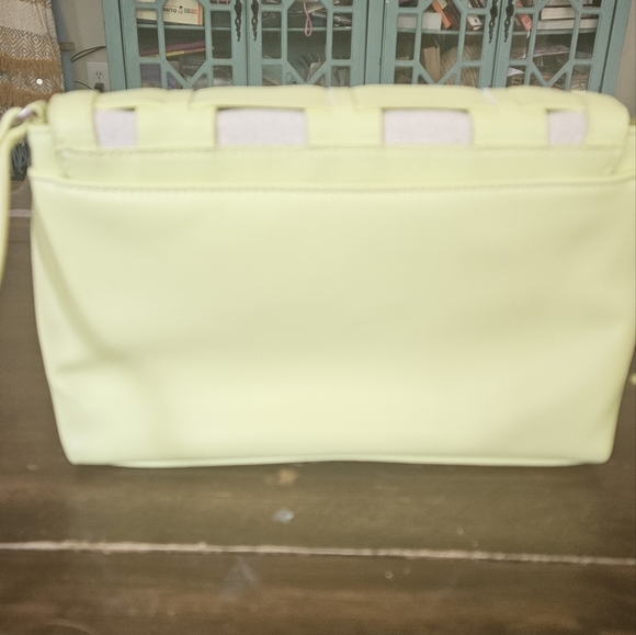 A NEW DAY Structured Basket Weave Woven Adjustable Crossbody Bag in Green/cream. - Picture 3 of 7